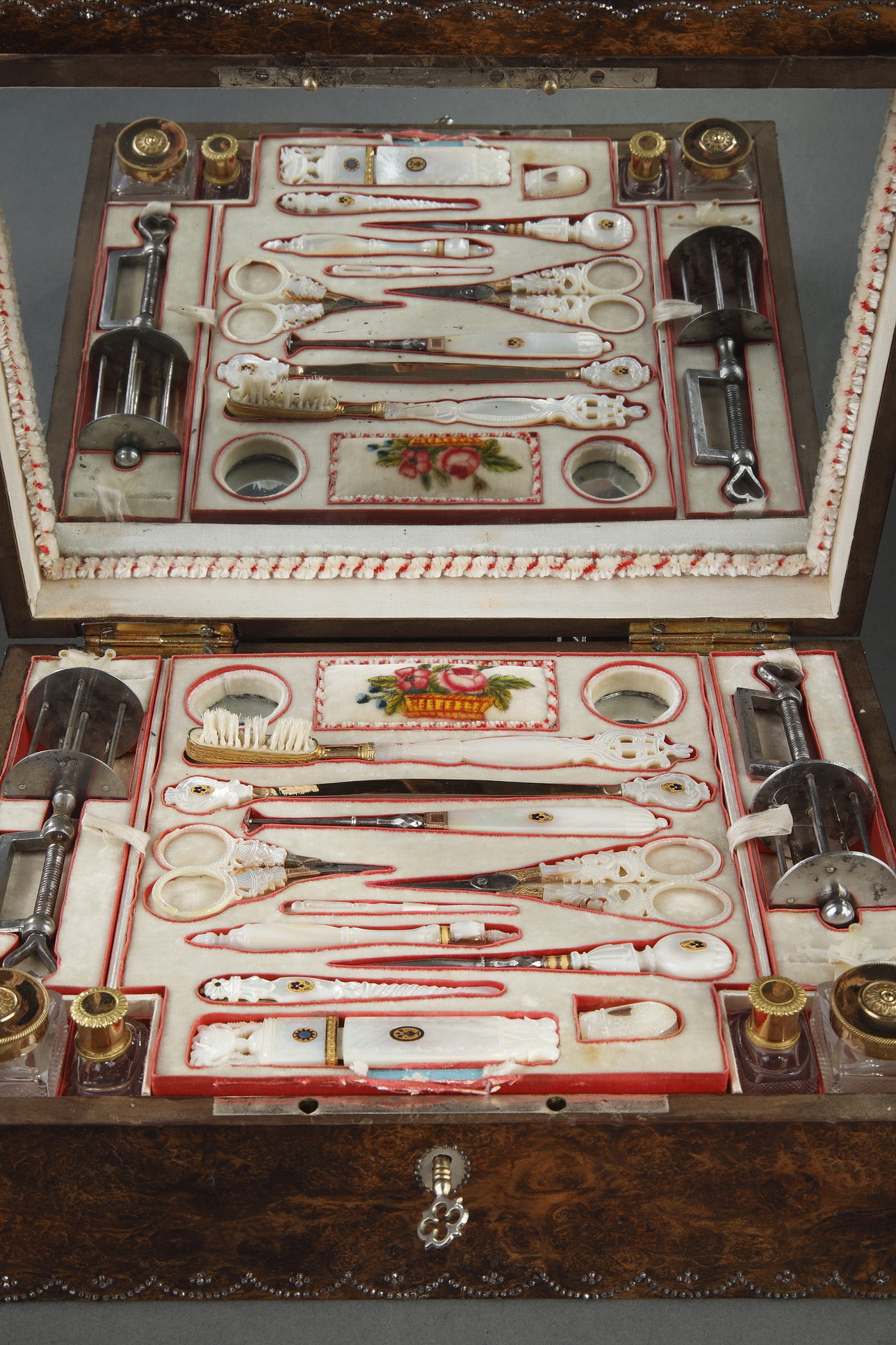 Early 19th-century sewing-set in amboine wood, gold, mother-of-pearl